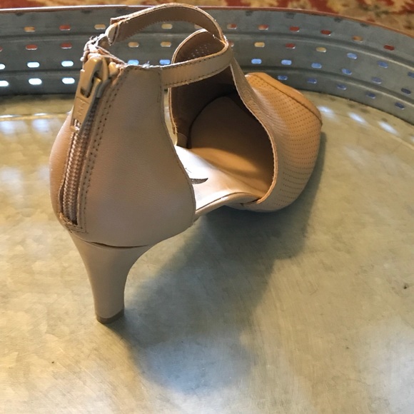 Show Off That Pedi! Dressy sandals! - Picture 3 of 5